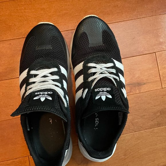 ADIDAS SIZE 9 (BLACK/WHITE) - Picture 2 of 4